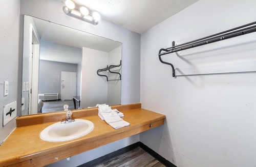 Blue Springs Hotel | Welcome Inn - Blue Springs