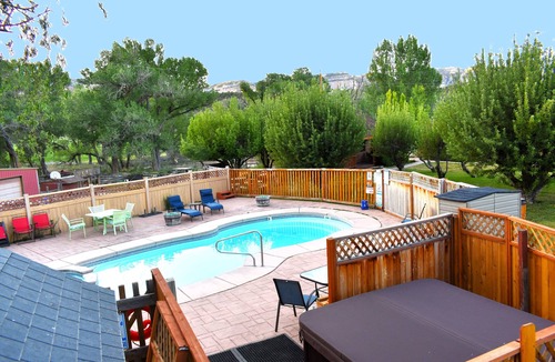 Zion National Park East Entrance Cabin | Welcome! Pool - Hot Tub - Breakfast -Farm -Cabin -Views -Quiet Side Zion -Bryce
