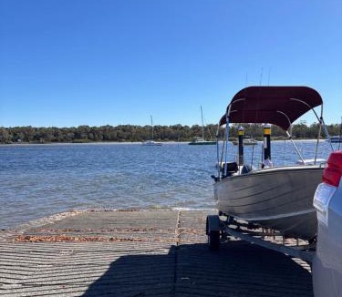 Tin Can Bay House | Welcome to BAY 13