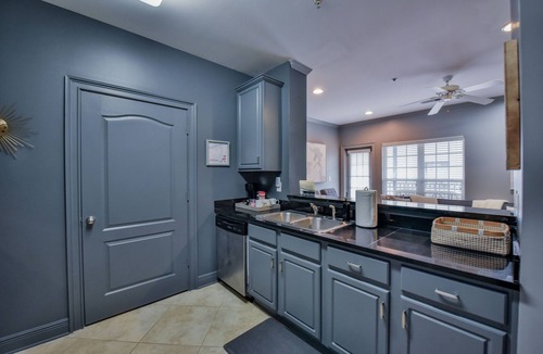 Tuscaloosa Condo | Welcome to Bear's Den! Walk to the Coliseum, Stadium, and The Strip!