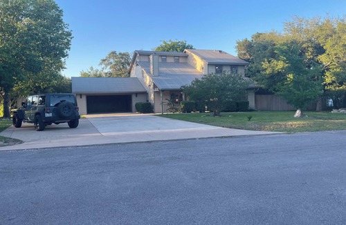 Apache Shores House | WELCOME TO CASA-LOLA A 4-bedroom house in Austin with WiFi, AC. Relax and unwind