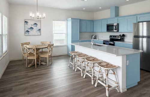Aransas Pass House | Welcome to Casa Mar, a spacious 3BR/2BA coastal stilt home in Aransas Pass featuring 1 king bed, 4 queen beds, a large backyard, covered outdoor space, and boat parking. Just minutes from Rockport Beach, Port Aransas, fishing, dining, and coastal fun