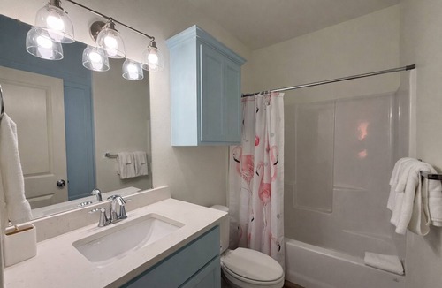 Aransas Pass House | Welcome to Casa Mar, a spacious 3BR/2BA coastal stilt home in Aransas Pass featuring 1 king bed, 4 queen beds, a large backyard, covered outdoor space, and boat parking. Just minutes from Rockport Beach, Port Aransas, fishing, dining, and coastal fun