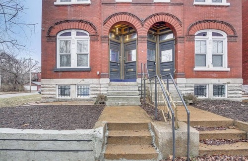 Lafayette Square Condo | Welcome to comfort! Private condo near local sports and entertainment venues.