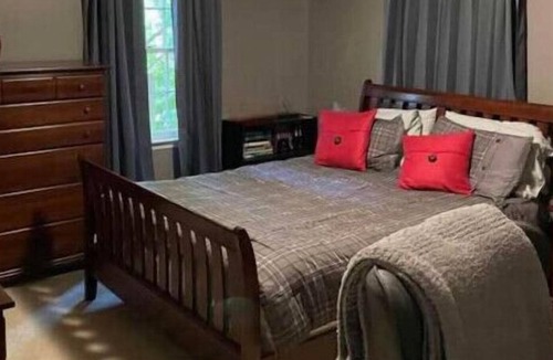 Athens House | Welcome to Dawgs’s Den with Exclusive Downtown Parking!