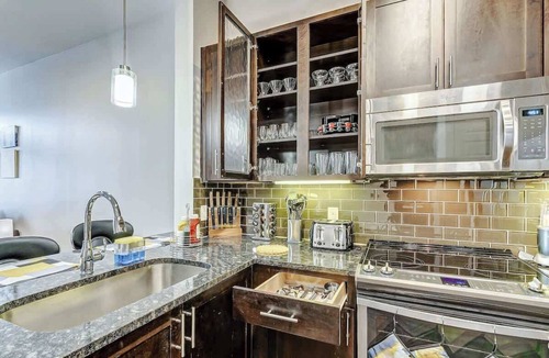 East Downtown Houston Apartment | Welcome to Deet’s Place!