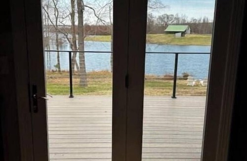 Bremo Bluff House | Welcome to Firefly Point. A spacious, secluded lakefront home