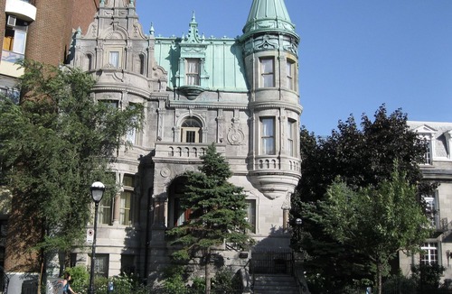 Quartier des Spectacles Apartment | Welcome to le Château Sherbrooke's SkyView Condo.