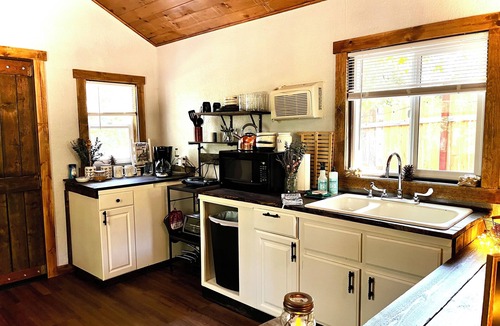 Grants Pass Apartment | Welcome to Mountain Greens Cabin