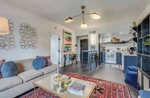 Nashville Condo | Welcome to Music Row’s Spence Manor, Unit 303, home of world-famous musicians including Elvis Presley, Paul McCartney, and Johnny Cash. This condo was designed to bring back the luxury that these musicians enjoyed.