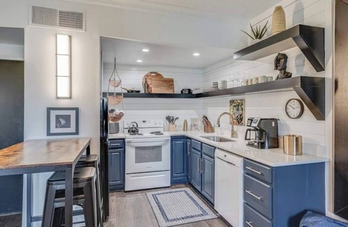 Nashville Condo | Welcome to Music Row’s Spence Manor, Unit 303, home of world-famous musicians including Elvis Presley, Paul McCartney, and Johnny Cash. This condo was designed to bring back the luxury that these musicians enjoyed.