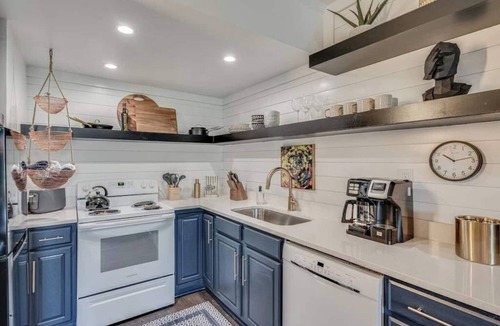 Nashville Condo | Welcome to Music Row’s Spence Manor, Unit 303, home of world-famous musicians including Elvis Presley, Paul McCartney, and Johnny Cash. This condo was designed to bring back the luxury that these musicians enjoyed.