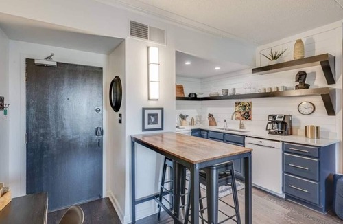 Nashville Condo | Welcome to Music Row’s Spence Manor, Unit 303, home of world-famous musicians including Elvis Presley, Paul McCartney, and Johnny Cash. This condo was designed to bring back the luxury that these musicians enjoyed.