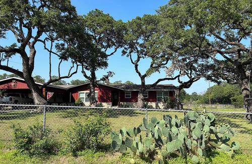 New Braunfels House | Welcome to New Braunfels located minutes outside of Gruene in the hill country!