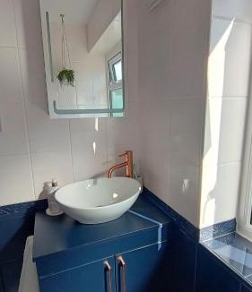 Reading House | Welcome to No 2 - Modern Comfortable Homestay