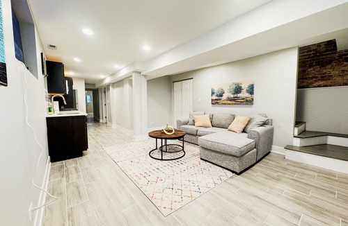 Tri-Taylor Apartment | Welcome to our modern Chicago living! Free parking, in the heart of the city.