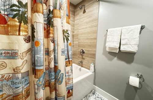 Tri-Taylor Apartment | Welcome to our modern Chicago living! Free parking, in the heart of the city.