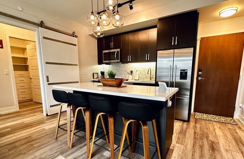 Innisfil Condo | Welcome to our modern, relaxing, comfortable sailor’s refuge