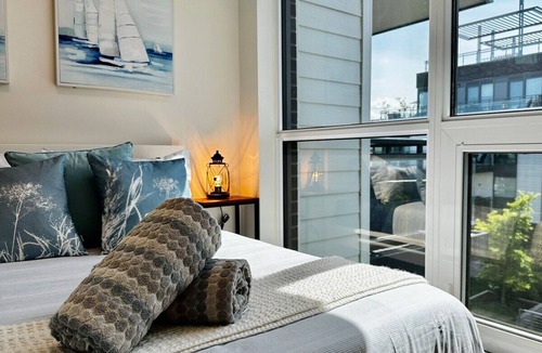 Innisfil Condo | Welcome to our modern, relaxing, comfortable sailor’s refuge