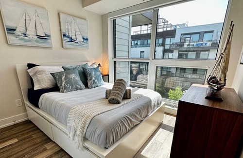 Innisfil Condo | Welcome to our modern, relaxing, comfortable sailor’s refuge