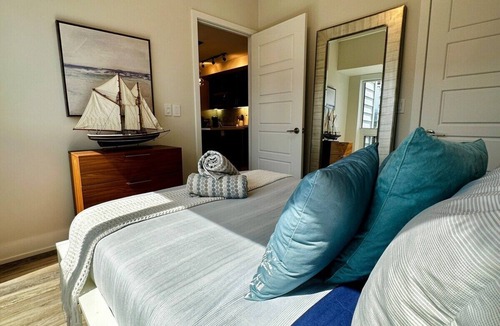 Innisfil Condo | Welcome to our modern, relaxing, comfortable sailor’s refuge