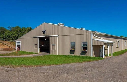 Tuscarora Condo | Welcome to our serene Horse Farm, a getaway to nature outside of Washington, DC.