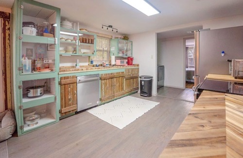 Westminster House | Welcome to Super Frog Cottage!Fully fenced & gated 1.5 acre country get away.