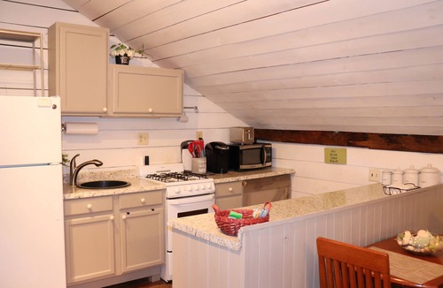 East Glenville Apartment | Welcome to the brown barn