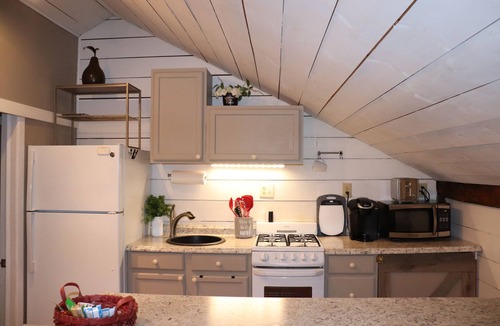 East Glenville Apartment | Welcome to the brown barn