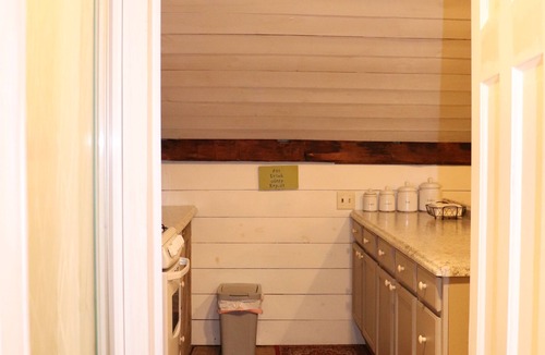 East Glenville Apartment | Welcome to the brown barn