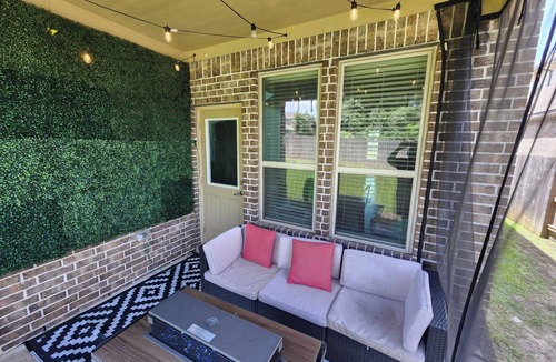 Katy House | Welcome to The Cozy House! 3500sqf house with 20ft ceilings. Home office and gym