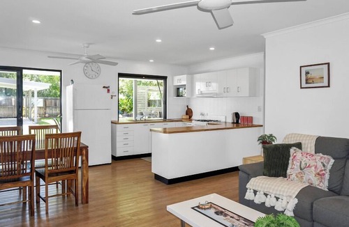 Tin Can Bay House | Welcome to "The Crab Shack"