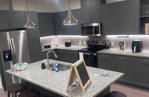 Addison Apartment | Welcome to The Kickback !