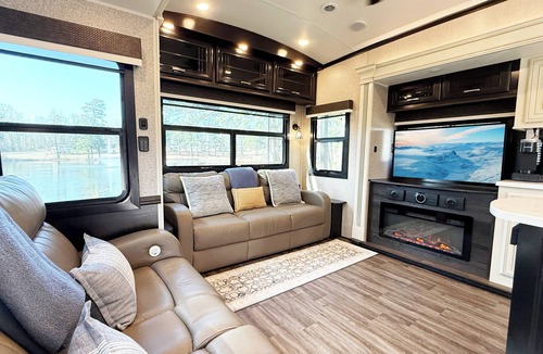 Redlick RV Rental | Welcome to the Lakeside RV Cottage
