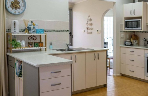 Tin Can Bay House | Welcome to "The Lazy Pelican"