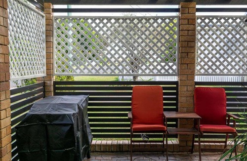 Tin Can Bay House | Welcome to "The Lazy Pelican"