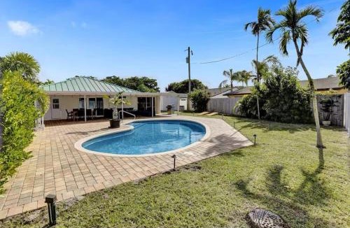 Tropic Palms House | Welcome to the Leaf House