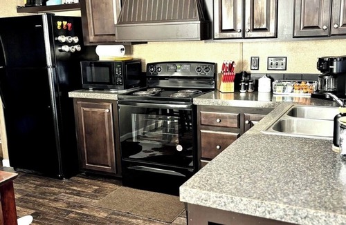 Kirby House | Welcome to The Lone Star Stay! Relaxing 3/2 family/group retreat w/pool access!