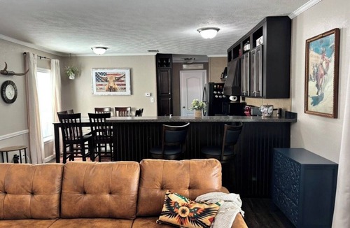 Kirby House | Welcome to The Lone Star Stay! Relaxing 3/2 family/group retreat w/pool access!