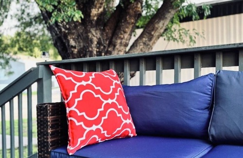 Kirby House | Welcome to The Lone Star Stay! Relaxing 3/2 family/group retreat w/pool access!