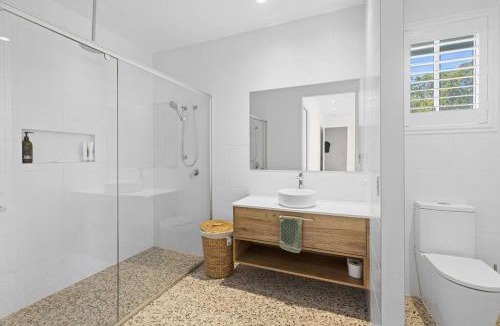 Tin Can Bay House | Welcome to "The White House="