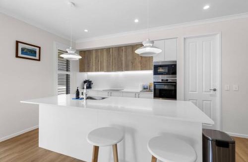 Tin Can Bay House | Welcome to "The White House="