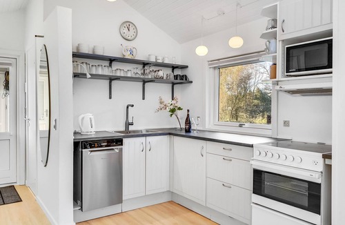 Hadsund House | Welcome to this charming cottage with sea view close to the sea.