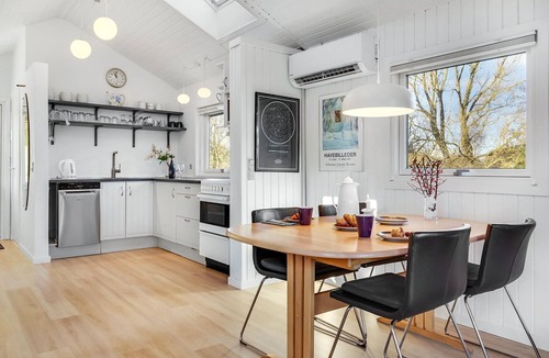 Hadsund House | Welcome to this charming cottage with sea view close to the sea.