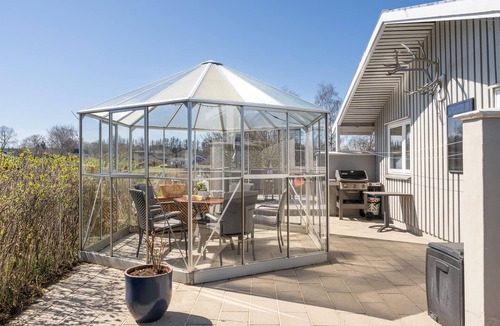 Hadsund House | Welcome to this charming cottage with sea view close to the sea.