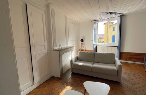 Brioude Apartment | Welcome to this large, elegant apartment.