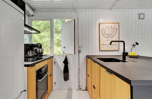 Ebdrup House | Welcome to this quiet cottage surrounded by trees near Mols Bjerge National Park.