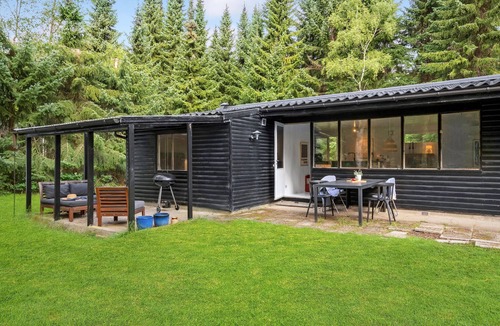 Ebdrup House | Welcome to this quiet cottage surrounded by trees near Mols Bjerge National Park.