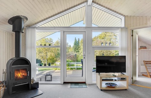 Lyngsbæk Strand House | Welcome to this very well maintained cottage with good terraces and a large lawn.