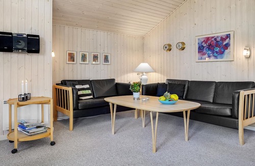 Lyngsbæk Strand House | Welcome to this very well maintained cottage with good terraces and a large lawn.